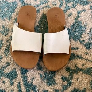 Women’s Shade and Shore slide sandals